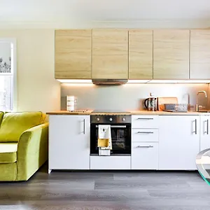 A Two Bedroom A Stride Away From Meridian Greenwich Apartment London