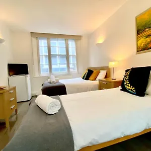1 Bed Apt- Sleeps 3 & Pet Friendly Apartment London